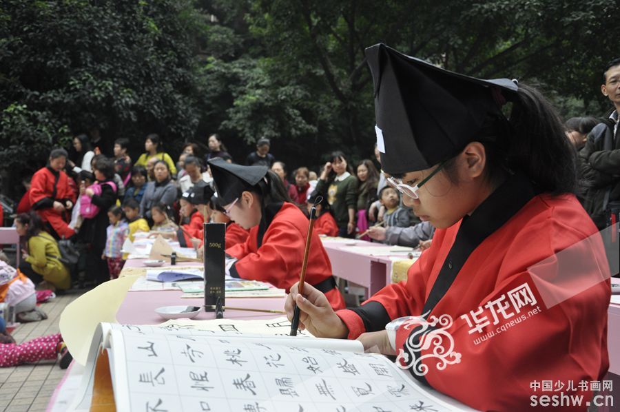 “梦里七彩”重庆市第三届少儿书画艺术节在市少年宫开幕 小画笔绘就大梦想